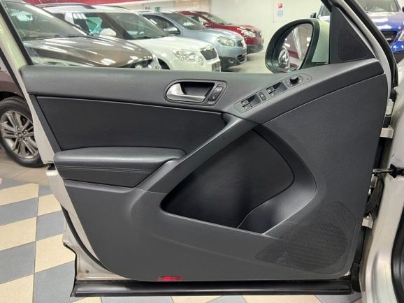 Volkswagen Tiguan Sport&Style, 2.0 л, АТ, 2010 фото 19