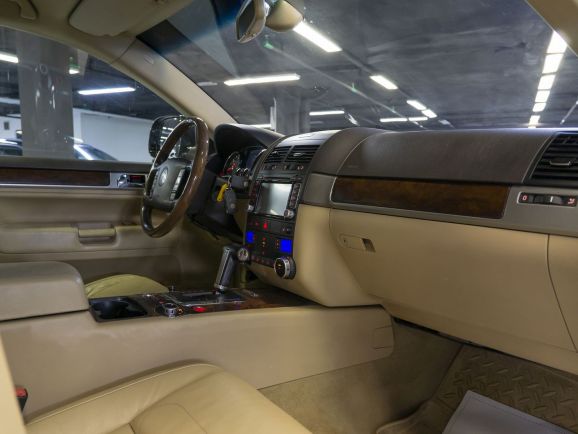 Volkswagen Touareg V6 3.0TDI, 3.0 л, АТ, 2010 фото 2