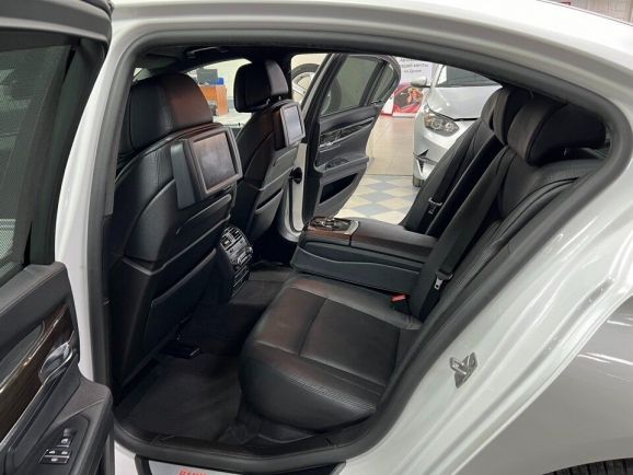 BMW 7 серии 740, 3.0 л, АТ, 2011 фото 2