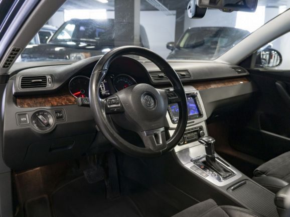 Volkswagen Passat Highline, 1.8 л, Робот, 2010 фото 9