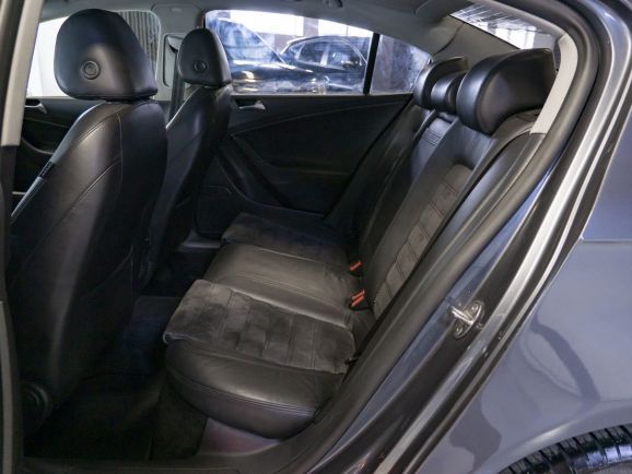 Volkswagen Passat Highline, 1.8 л, Робот, 2010 фото 1