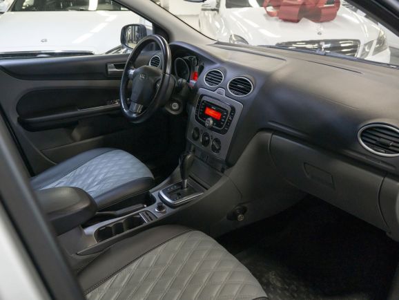 Ford Focus Titanium, 2.0 л, АТ, 2011 фото 2