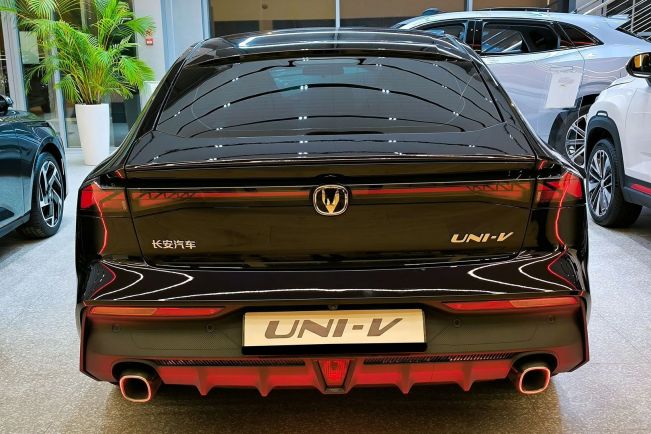 Changan UNI-V DLX, 1.5 л, Робот, 2024 фото 6