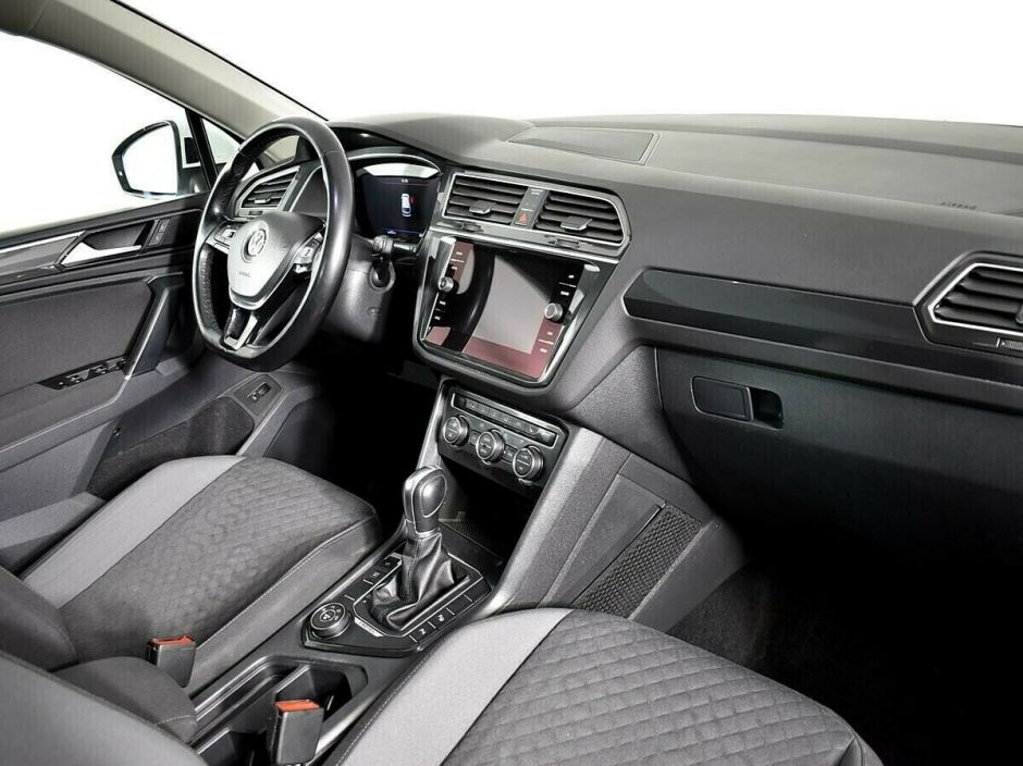 Volkswagen Tiguan, 2.0 л, Робот, 2018 фото 2