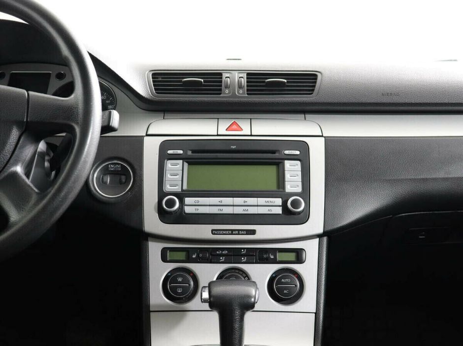 Volkswagen Passat, 1.8 л, Робот, 2009 фото 7
