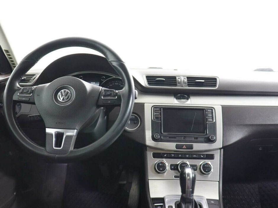 Volkswagen Passat, 1.8 л, Робот, 2011 фото 8