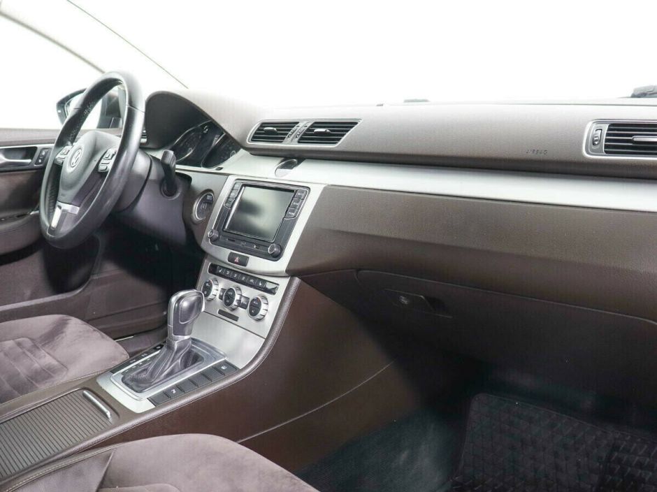 Volkswagen Passat, 1.8 л, Робот, 2011 фото 2