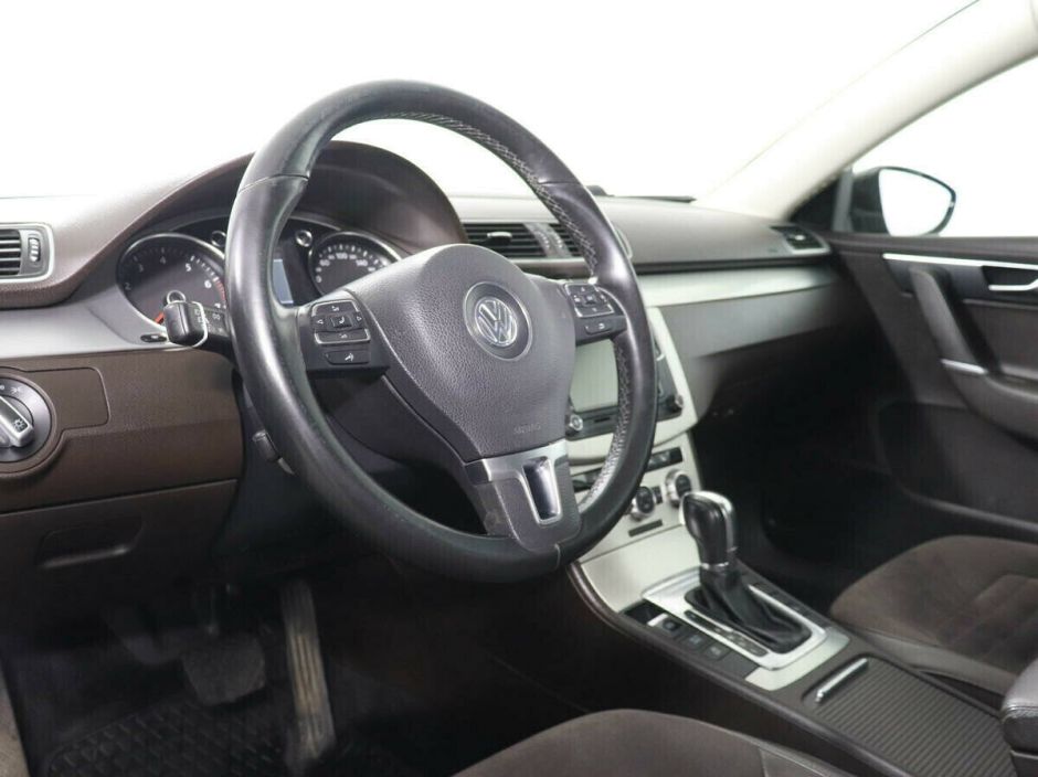 Volkswagen Passat, 1.8 л, Робот, 2011 фото 1