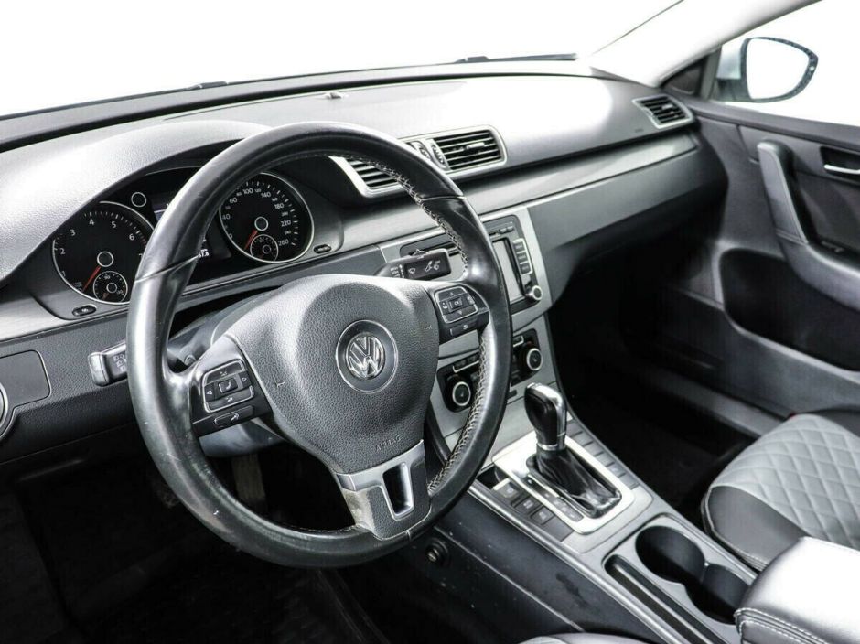 Volkswagen Passat, 1.8 л, Робот, 2011 фото 1
