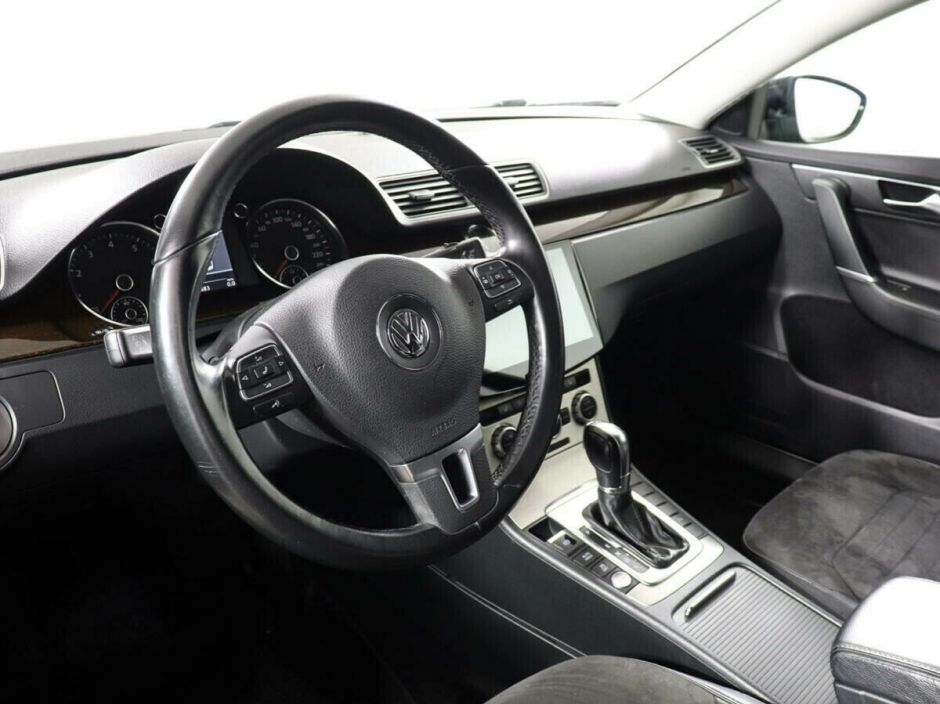 Volkswagen Passat, 1.8 л, Робот, 2013 фото 2