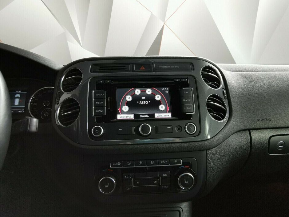 Volkswagen Tiguan, 2.0 л, АТ, 2012 фото 1