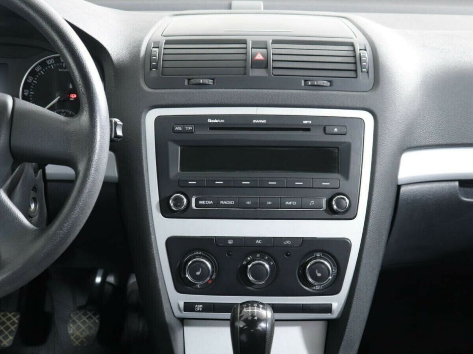 Skoda Octavia, 1.6 л, МТ, 2010 фото 2