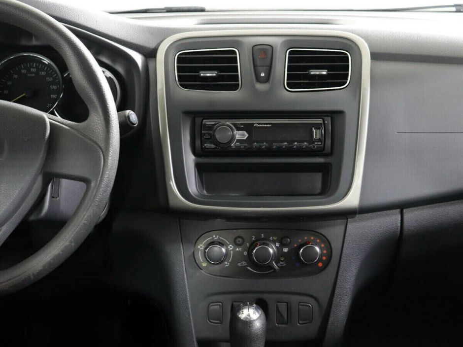 Renault Logan, 1.6 л, МТ, 2017 фото 2