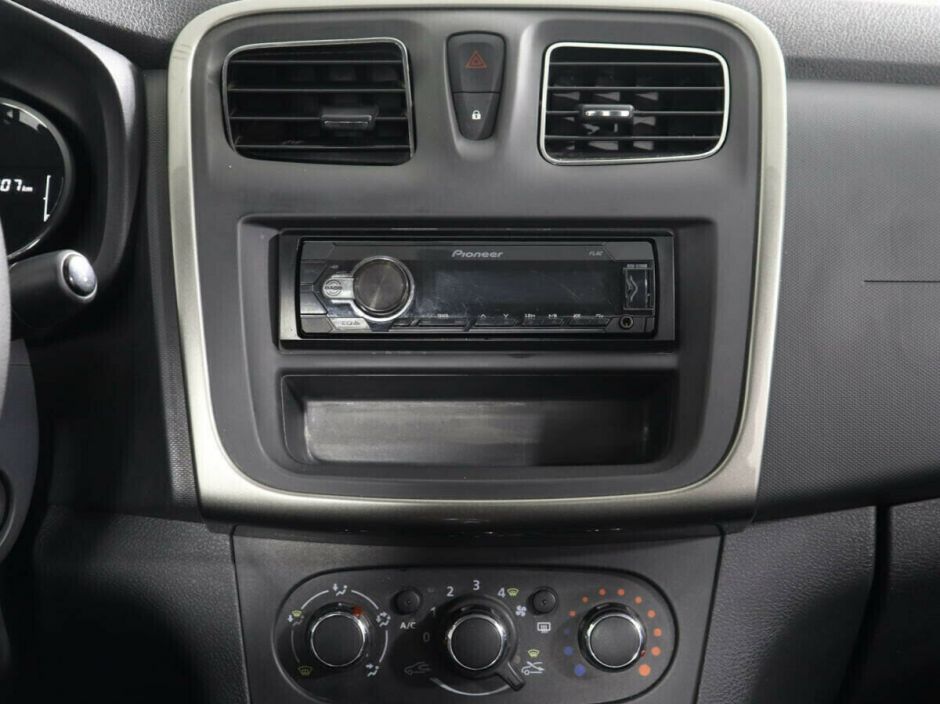 Renault Logan, 1.6 л, АТ, 2020 фото 2