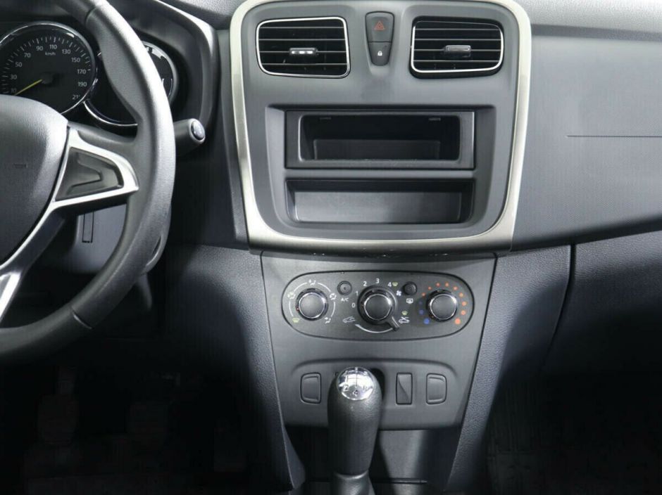 Renault Logan, 1.6 л, МТ, 2019 фото 2