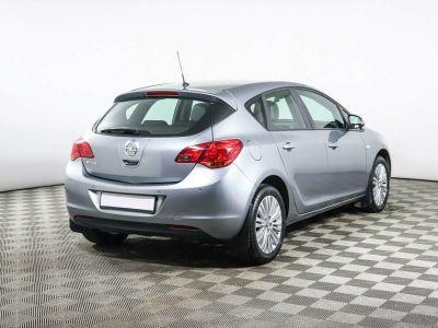 Opel Astra, 1.6 л, МКПП, 2011 фото 5