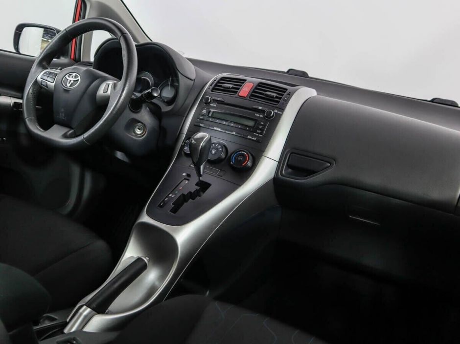 Toyota Auris, 1.6 л, АТ, 2011 фото 2