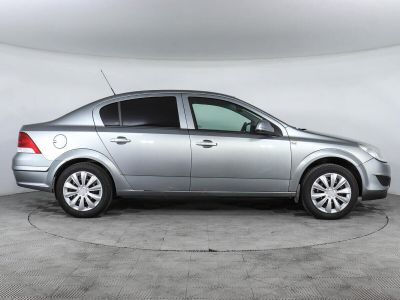 Opel Astra, 1.8 л, МКПП, 2012 фото 6