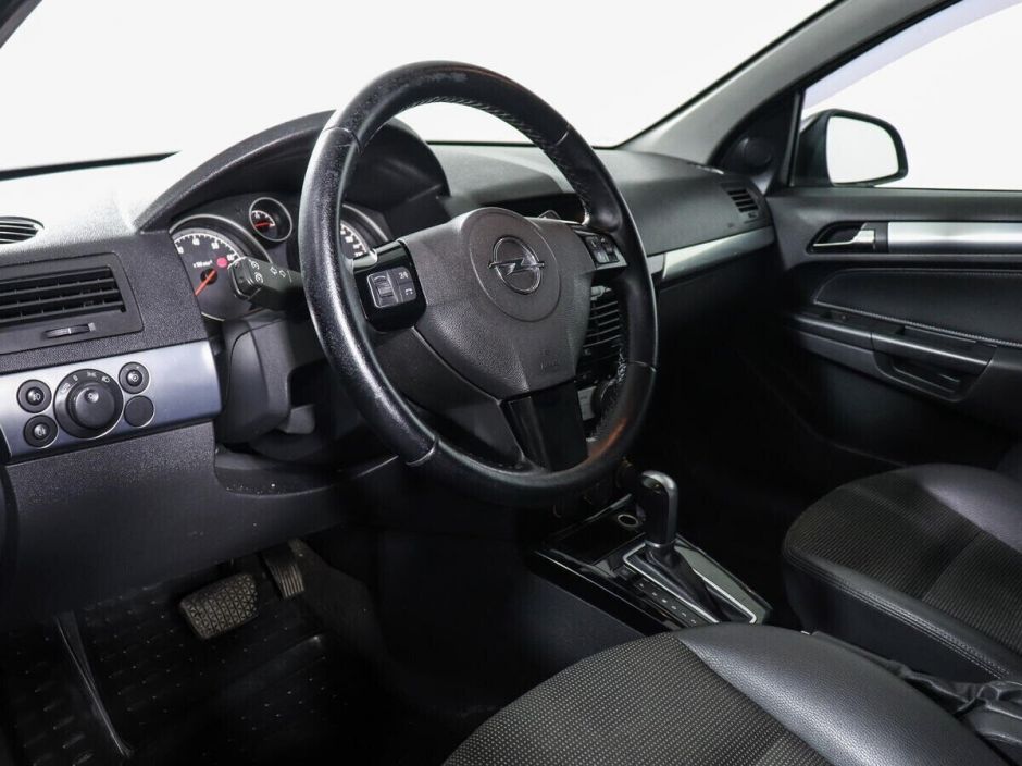 Opel Astra, 1.8 л, АТ, 2011 фото 1