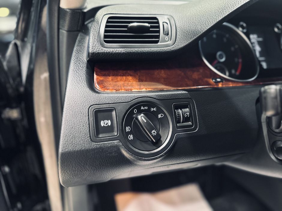 Volkswagen Passat, 1.8 л, Робот, 2010 фото 10