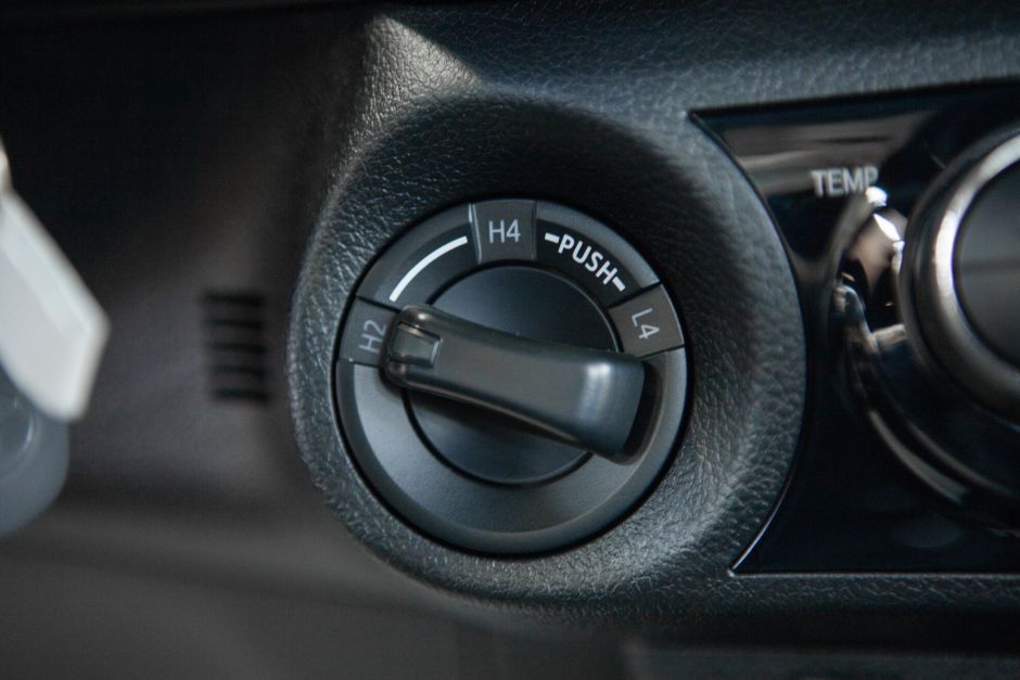 Toyota Hilux, 2.4 л, МТ, 2022 фото 16