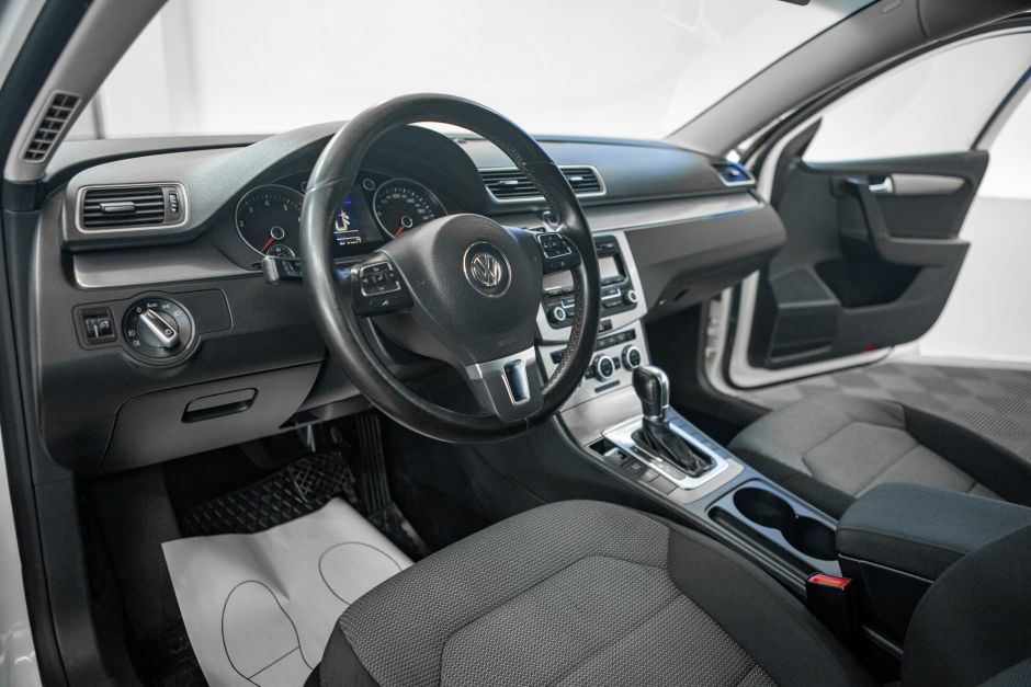 Volkswagen Passat, 1.8 л, Робот, 2011 фото 9