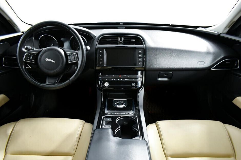 Jaguar XE, 2.0 л, АТ, 2016 фото 9