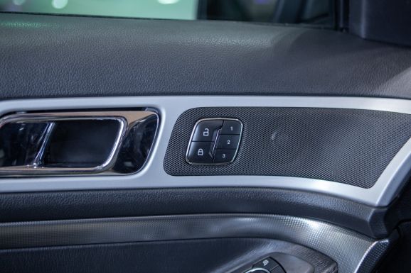 Ford Explorer, АТ, 2013 фото 2