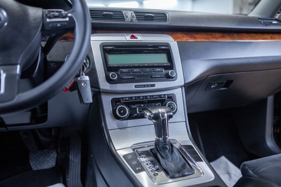 Volkswagen Passat, Робот, 2010 фото 14