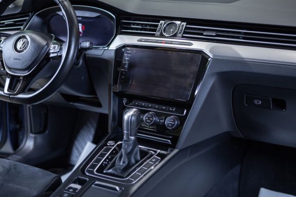 Volkswagen Passat, Робот, 2017 фото 14