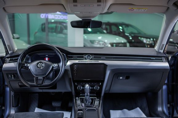 Volkswagen Passat, Робот, 2017 фото 17