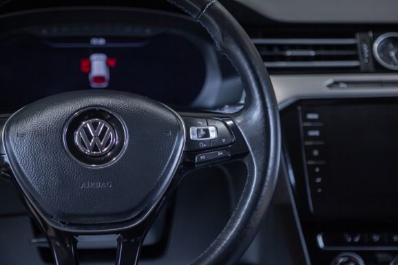 Volkswagen Passat, Робот, 2017 фото 18