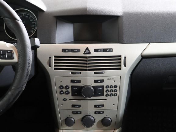 Opel Astra, 1.6 л, Робот, 2010 фото 2