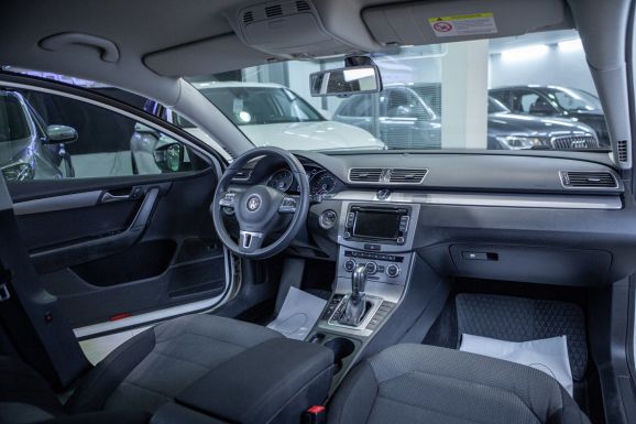 Volkswagen Passat, Робот, 2013 фото 7