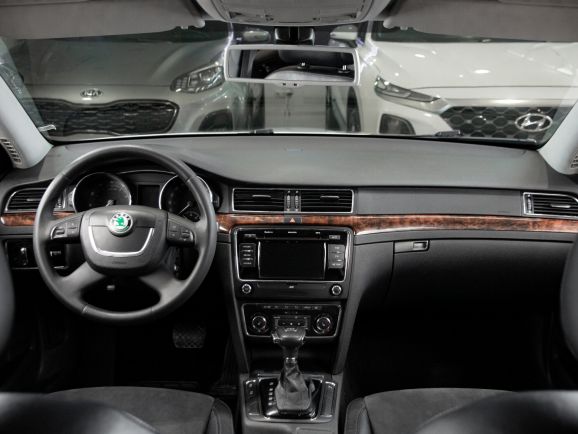 Skoda Superb, Робот, 2012 фото 12