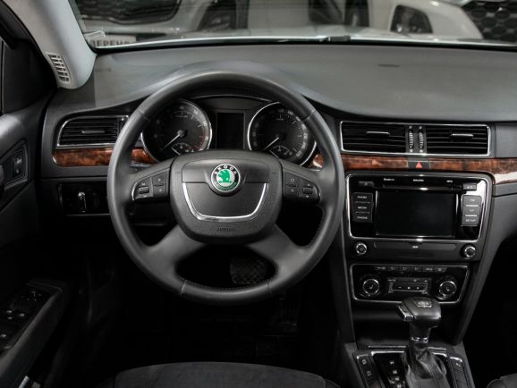 Skoda Superb, Робот, 2012 фото 13