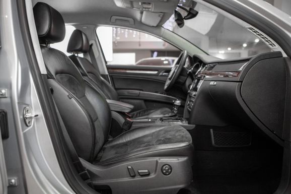 Skoda Superb, Робот, 2012 фото 18