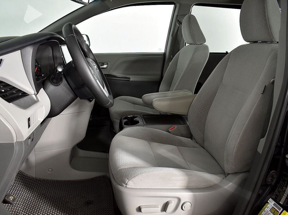 Toyota Sienna, 3.5 л, АТ, 2016 фото 5