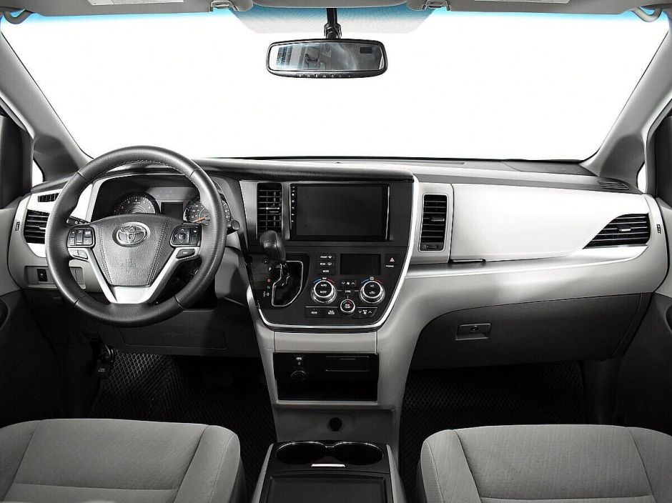 Toyota Sienna, 3.5 л, АТ, 2016 фото 7