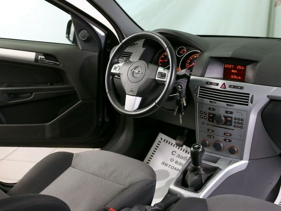 Opel Astra, 1.8 л, МТ, 2012 фото 2