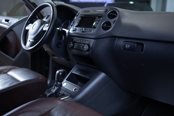 Volkswagen Tiguan, АТ, 2015 фото 2