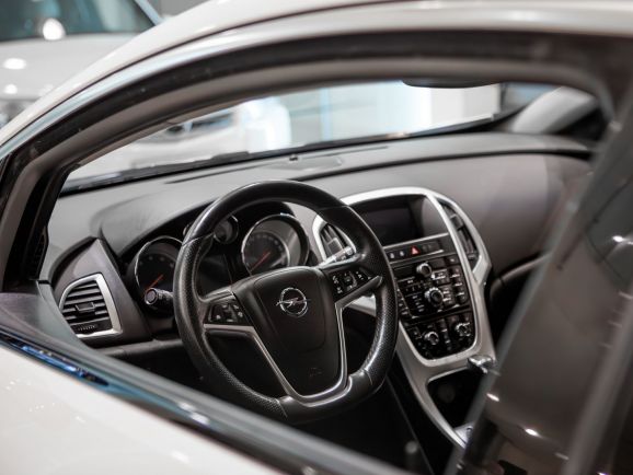 Opel Astra GTC, АТ, 2013 фото 9