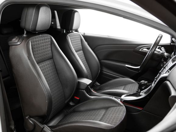 Opel Astra GTC, АТ, 2013 фото 16