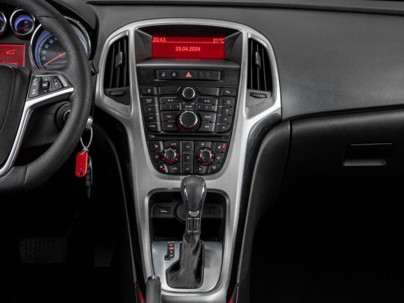 Opel Astra GTC, АТ, 2012 фото 12