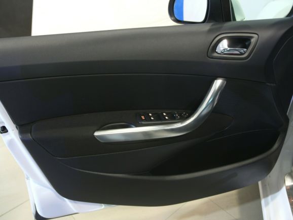 Peugeot 308, 1.6 л, АТ, 2010 фото 2