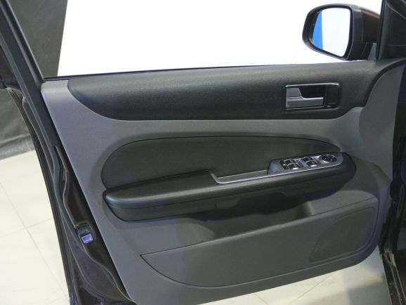 Ford Focus Ghia, 2.0 л, АТ, 2011 фото 2