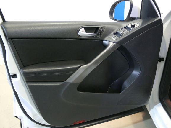 Volkswagen Tiguan Sport&Style, 2.0 л, АТ, 2011 фото 1