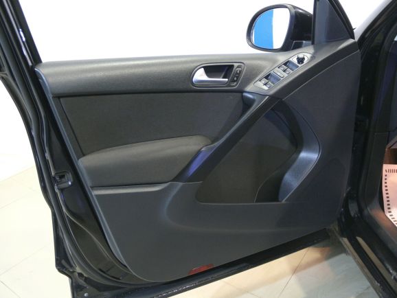 Volkswagen Tiguan Avenue, 2.0 л, АТ, 2012 фото 1