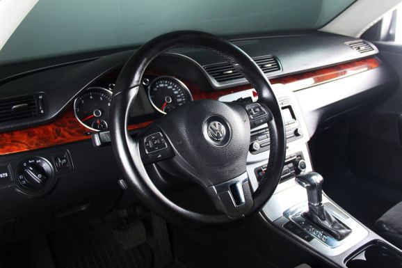 Volkswagen Passat, 1.8 л, Робот, 2010 фото 9