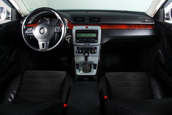 Volkswagen Passat, 1.8 л, Робот, 2010 фото 10